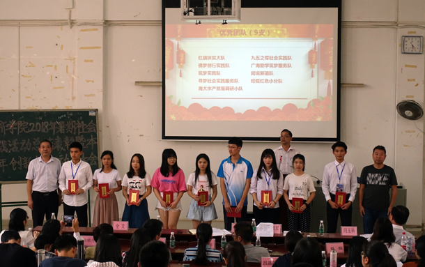 1540541694103964.jpg 2领导为优秀团队颁奖 - 副本.JPG